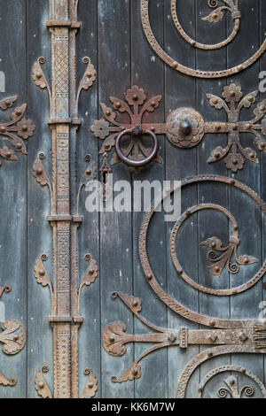 Die St.-Peter-und-vincula Pfarrkirche Türen mit kunstvollen Schmiedearbeiten. Hampton Lucy, Warwickshire, England Stockfoto