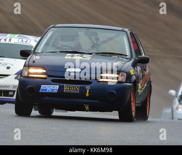 John Bateman, Ford Fiesta si, tin Tops, Night Race Meeting, cscc, Classic Sports Car Club, Brands Hatch, November 2017, Autorennen, Autos, Stromkreis rac Stockfoto