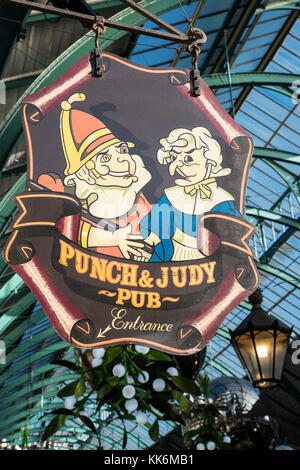 LONDON, GROSSBRITANNIEN, 26. NOVEMBER 2017: Eine hängende Schild über dem Eingang mit der Punch & Judy Public House in Covent Garden in London, Großbritannien, 26. November, 2. Stockfoto