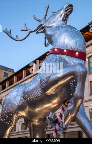 LONDON, GROSSBRITANNIEN, 26. NOVEMBER 2017: Eine festliche Rentier Skulptur in Covent Garden in London für die Weihnachtsferien, am 26. November 2017. Stockfoto