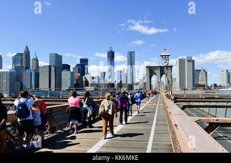 New York City - September 15, 2015: Blick auf die Skyline von New York City von der Brooklyn Bridge. Stockfoto