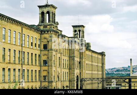 Saltaire, West Yorkshire, England. Viktorianische Textil industriellen Ära Salt's Mill erbaut von Sir Titus Salt Stockfoto