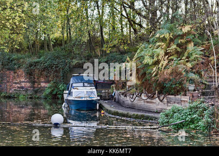 Ein kleines Boot in einem kleinen Wharf günstig auf die englische Kanäle im Herbst Stockfoto