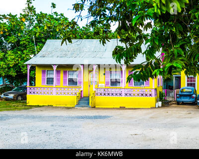 George Town, Grand Cayman, Cayman Islands, bunten karibischen Stil Haus mit einem blechdach und eine Veranda Stockfoto