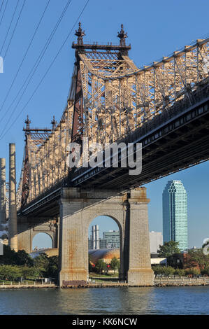 Queensboro (Ed Koch/59th Street) Brücke, wie von Manhattan zu Königinnen gesehen. Stockfoto