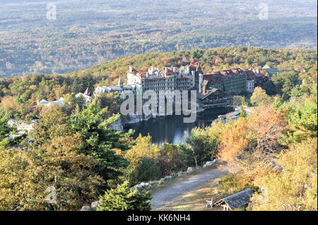 Blick von der skytop auf der Mohonk Mountain House Resort (1879 gebaut) und mohonk See, shawangunk Bergen, New York State, USA. Stockfoto