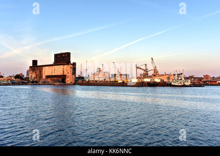 Der rote Haken Grain Terminal in der Red Hook Nachbarschaft von Brooklyn, New York. Stockfoto