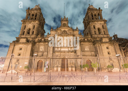 Mexiko City Metropolitan Cathedral (Catedral Metropolitana de la Asunción de Maria) in der Nacht. Es ist der älteste und größte Kathedrale in Amerika, Stockfoto