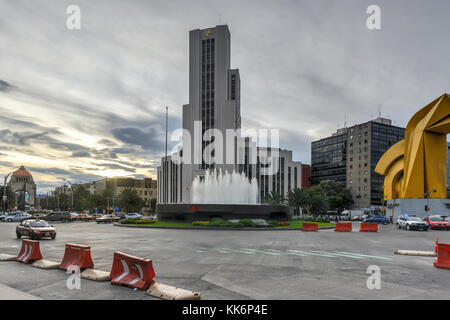 Mexiko-Stadt, Mexiko - 6. Juli 2013: Caballito Skulptur und National Lottery Gebäude (Loteria Nacional de Mexico) befindet sich auf Paseo de la Reforma in M Stockfoto