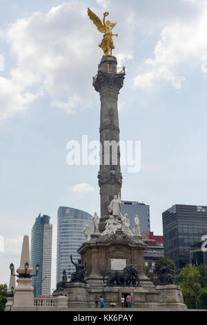 Mexiko City, Mexiko - Juli 3, 2013: Touristen um die Engel der Unabhängigkeit (siegessäule) über die Paseo de la Reforma in Downtown Mexico City, mexic Stockfoto