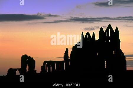 Benediktiner Whitby Abbey gegründet 657 AD. Ruine am East Cliff der alte Hafen von Whitby, Nordsee Küste von North Yorkshire, England. Ruinen in Silhouette Stockfoto