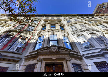 Alte Stadthäuser und brownstones in Upper West Side Viertel von Manhattan, New York City. Stockfoto