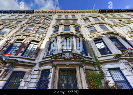 Alte Stadthäuser und brownstones in Upper West Side Viertel von Manhattan, New York City. Stockfoto