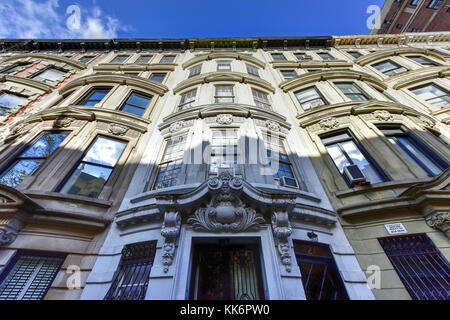 Alte Stadthäuser und brownstones in Upper West Side Viertel von Manhattan, New York City. Stockfoto