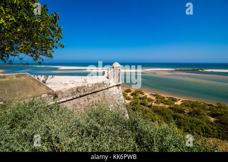 Cacela Velha, Algarve, Portugal - Juli, 2017: alte Fischerdorf Cacela Velha in Algarve Portugal. Blick auf Festung und Praia de Cacela Velha Strand Stockfoto