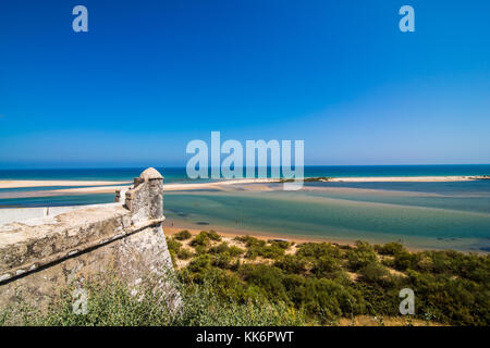 Cacela Velha, Algarve, Portugal - Juli, 2017: alte Fischerdorf Cacela Velha in Algarve Portugal. Blick auf Festung und Praia de Cacela Velha Strand Stockfoto