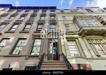 Alte Stadthäuser und brownstones in Upper West Side Viertel von Manhattan, New York City. Stockfoto