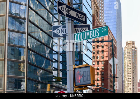 Straßenschild für Columbus Circle in Manhattan, die 1905 abgeschlossen wurde und ein Jahrhundert später renoviert. Stockfoto