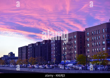 New York City - November 5, 2016: Schafkopf bay Nachbarschaft von Brooklyn bei Sonnenuntergang in New York City. Stockfoto