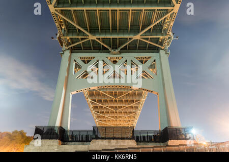 Robert F. Kennedy Brücke (aka Triboro Bridge) in der Nacht, in Astoria, Queens, New York Stockfoto