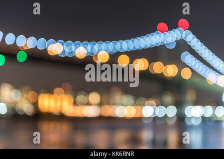 Robert F. Kennedy Brücke (aka Triboro Bridge) in der Nacht, in Astoria, Queens, New York Stockfoto