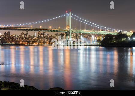 Robert F. Kennedy Brücke (aka Triboro Bridge) in der Nacht, in Astoria, Queens, New York Stockfoto