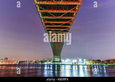 Robert F. Kennedy Brücke (aka Triboro Bridge) in der Nacht, in Astoria, Queens, New York Stockfoto