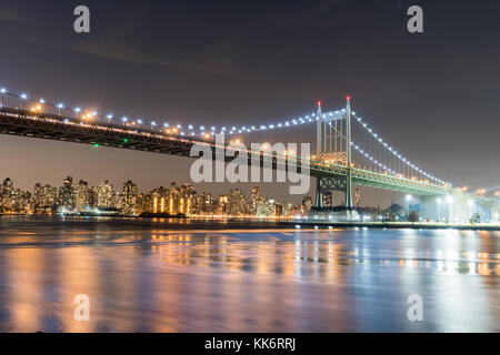 Robert F. Kennedy Brücke (aka Triboro Bridge) in der Nacht, in Astoria, Queens, New York Stockfoto