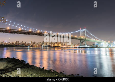 Robert F. Kennedy Brücke (aka Triboro Bridge) in der Nacht, in Astoria, Queens, New York Stockfoto