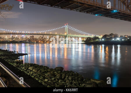 Robert F. Kennedy Brücke (aka Triboro Bridge) in der Nacht, in Astoria, Queens, New York Stockfoto