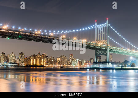 Robert F. Kennedy Brücke (aka Triboro Bridge) in der Nacht, in Astoria, Queens, New York Stockfoto