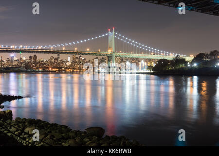 Robert F. Kennedy Brücke (aka Triboro Bridge) in der Nacht, in Astoria, Queens, New York Stockfoto