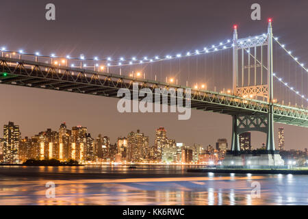 Robert F. Kennedy Brücke (aka Triboro Bridge) in der Nacht, in Astoria, Queens, New York Stockfoto