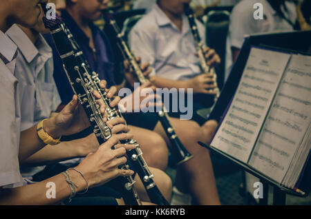 Der Klarinettist Performance ist ein Teil der klassischen Musik Band, wenn die Probe, die musikalische Konzept nahe, vintage Farbe Ton Stockfoto