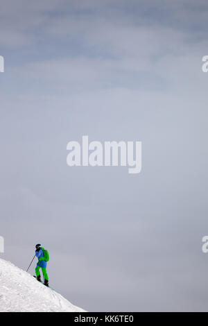 Skifahrer vor Abfahrt auf verschneiten Freeride Piste und bedeckt nebligen Himmel bevor Schnee Sturm. Kaukasus Berge im Winter, Georgien, Region Gudauri. Stockfoto