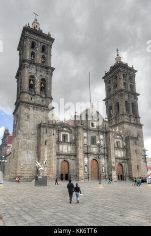 Puebla, Mexiko - Juli 6, 2013: Puebla Cathedral römisch-katholische Kathedrale in der Stadt Puebla, Mexiko. Es ist eine Kathedrale aus der Kolonialzeit und ist das Sehen von Stockfoto