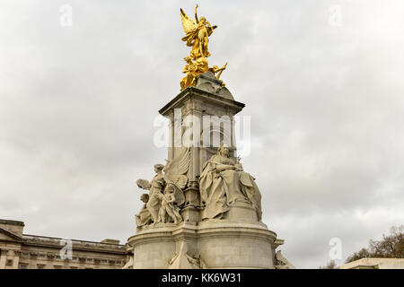 Imperial Denkmal für Königin Victoria (1911, entworfen von Sir Aston Webb) vor dem Buckingham Palace in London, Großbritannien, das zu Ehren von Königin v gebaut wurde Stockfoto