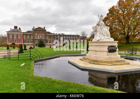 Queen Victoria Statue Um den Kensington Palace, Hyde Park, London, Vereinigtes Königreich Stockfoto