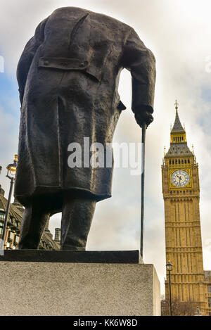 Statue von Sir Winston Churchill mit Blick auf die Häuser des Parlaments, die im Parlament Square Garden in London. Stockfoto