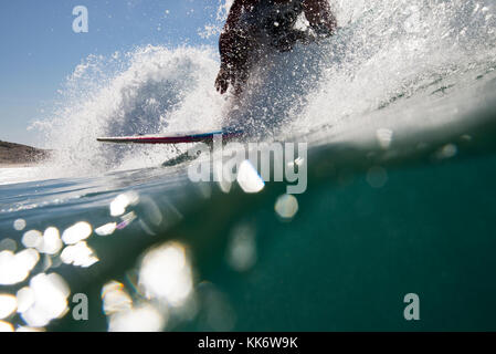 Serfist auf einer Welle, El Cotillo, Fuerteventura, Kanarische Inseln Stockfoto