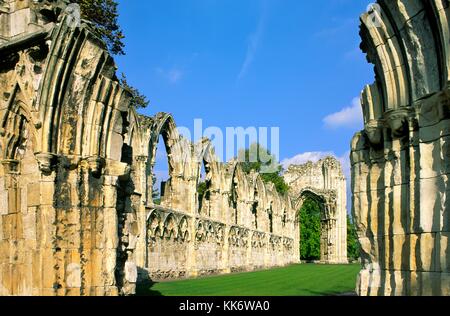 Abtei von St. Maria in der Stadt York, North Yorkshire, England. Ruiniert Benediktinerabtei durch Arch gesehen Stockfoto