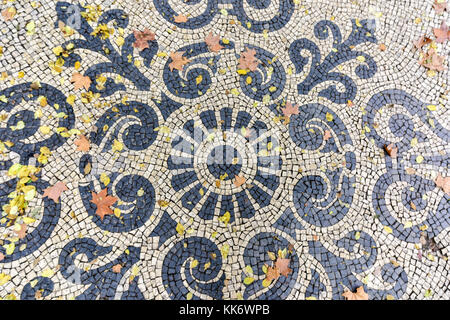 Mosaik Bürgersteig entlang der Avenida da Liberdade in Lissabon, Portugal. Stockfoto