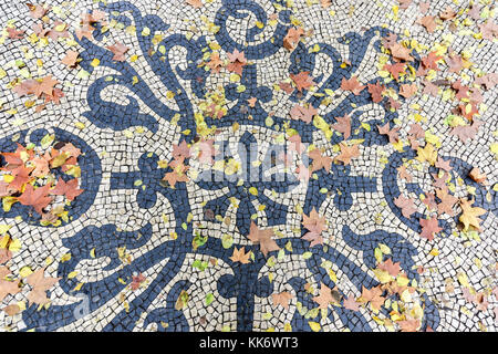 Mosaik Bürgersteig entlang der Avenida da Liberdade in Lissabon, Portugal. Stockfoto