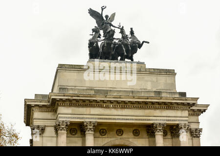 Wellington Arch, auch als Verfassung arch oder (ursprünglich) die Green Park arch bekannt ist, ist ein Triumphbogen im Süden von Hyde Park im Zentrum gelegen Stockfoto