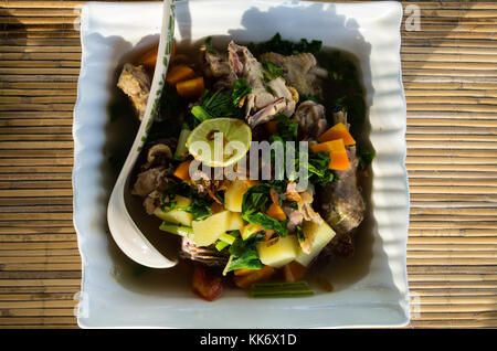 Teil der Sop Ayam (Hühnersuppe) Schoß von oben Stockfoto