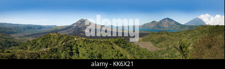 Balinesische Landschaft, Mount Agung Vulkan Gunung Agung, die ganz rechts, Bali, Indonesien gezeigt Stockfoto