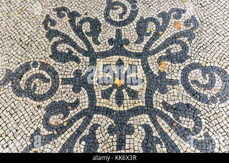 Mosaik Bürgersteig entlang der Avenida da Liberdade in Lissabon, Portugal. Stockfoto