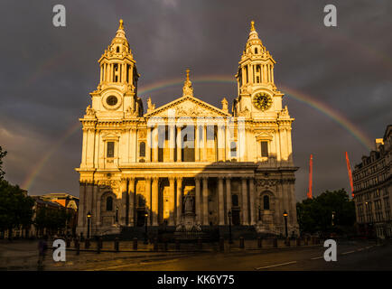 Atemberaubende doppelten Regenbogen über die St Paul's Kathedrale bei Sonnenuntergang, London, UK Stockfoto