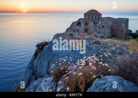Die Kirche von Agia Sofia in Monemvasia bei Sonnenaufgang, Peloponnes, Griechenland Stockfoto