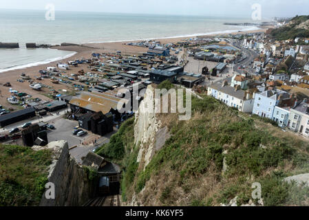 Ein Pkw, der den East Cliff Lift aufsteigt, eine Standseilbahn in Hastings - wie vom anderen Auto, das im Hintergrund absteigt, fotografiert wird Stockfoto